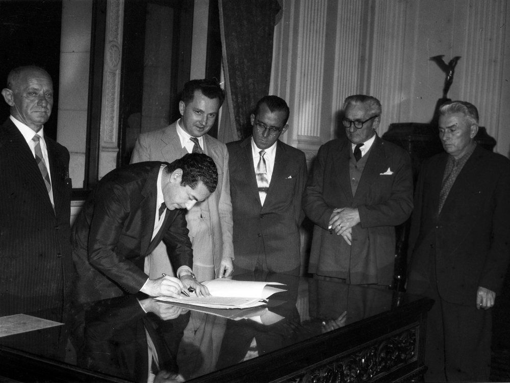 Governador Brizola assinando a Lei que emancipou Dois Irmãos no dia 10 de setembro de 1959.